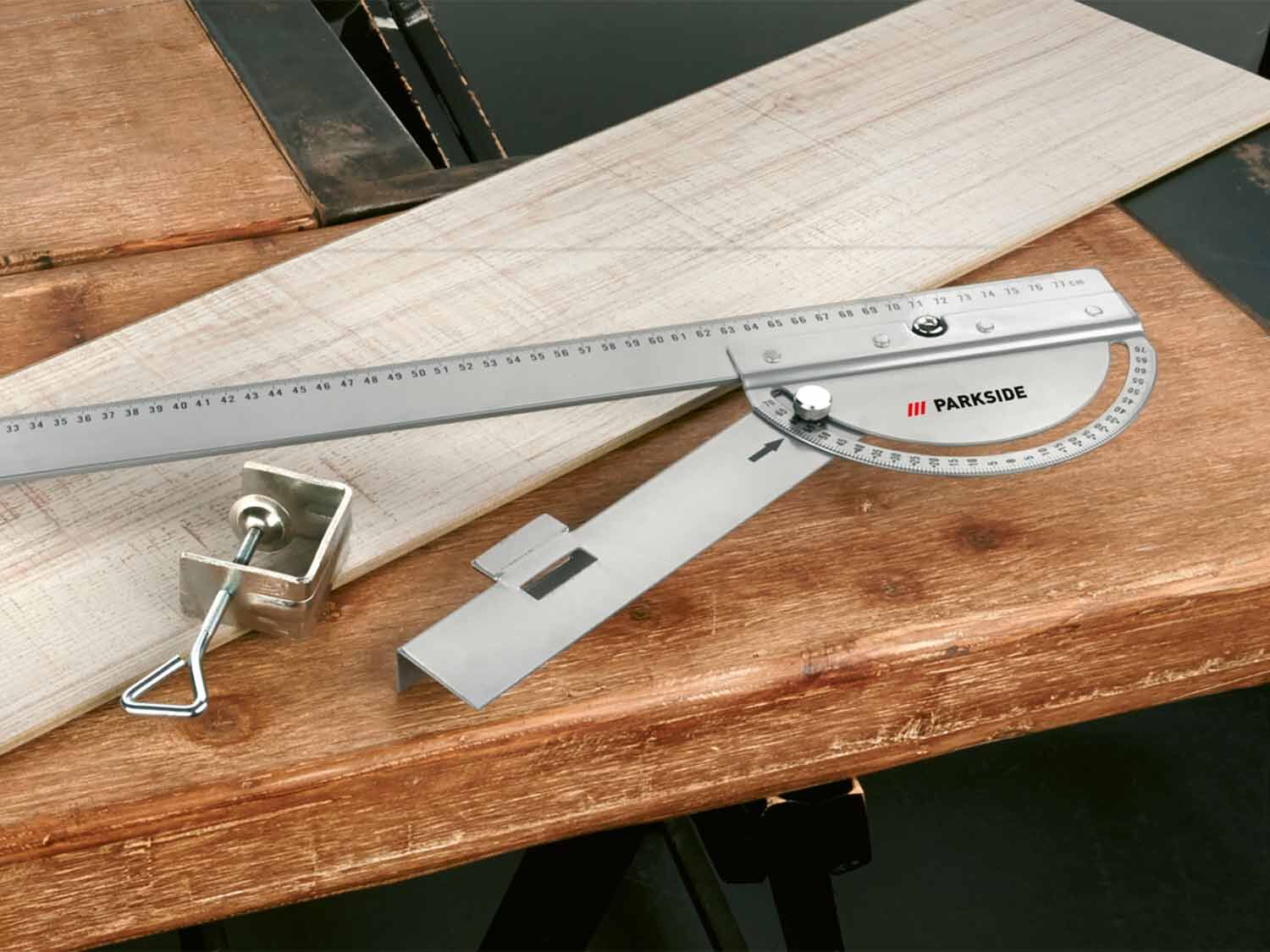 Angle protractor for sawing